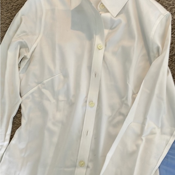 Set of three fitted Banana Republic women’s size 0 button down shirts. - Picture 2 of 4